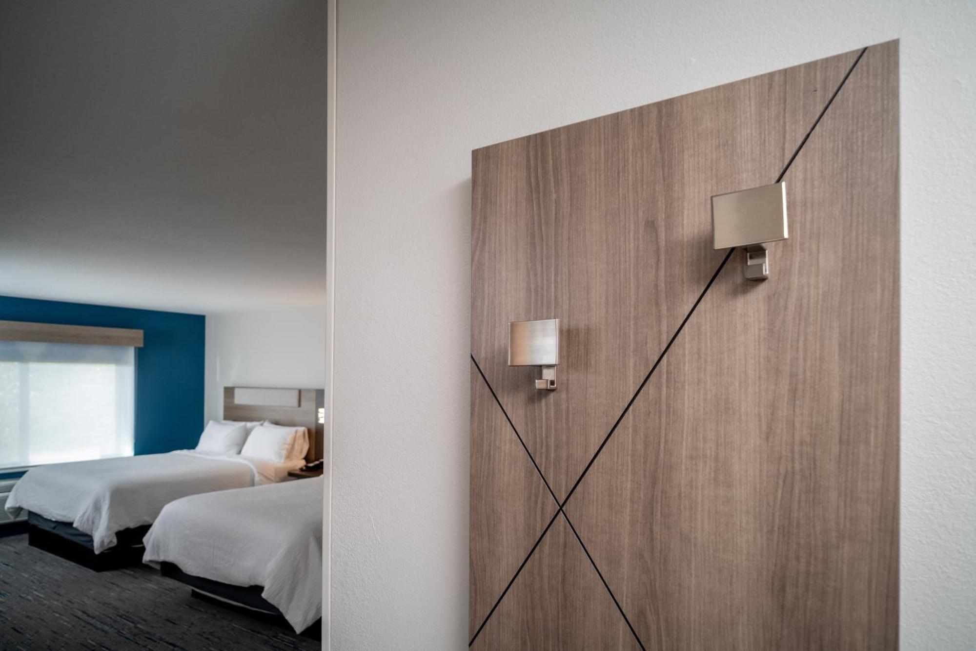 Holiday Inn Express & Suites Fairmont By Ihg Dış mekan fotoğraf