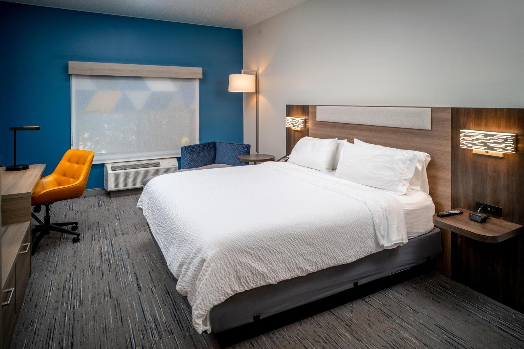 Holiday Inn Express & Suites Fairmont By Ihg Dış mekan fotoğraf