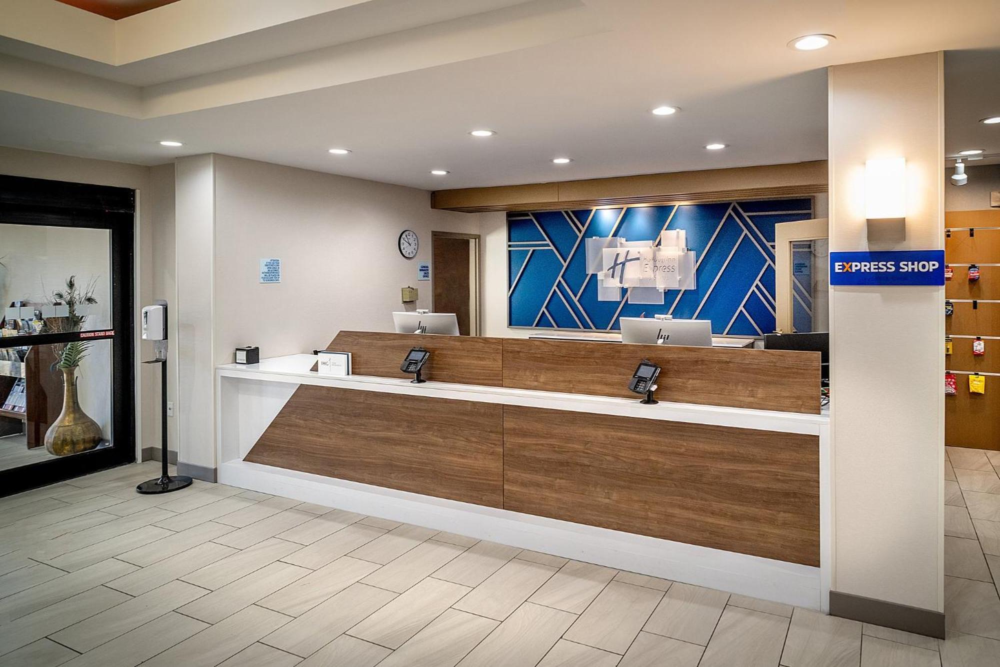 Holiday Inn Express & Suites Fairmont By Ihg Dış mekan fotoğraf