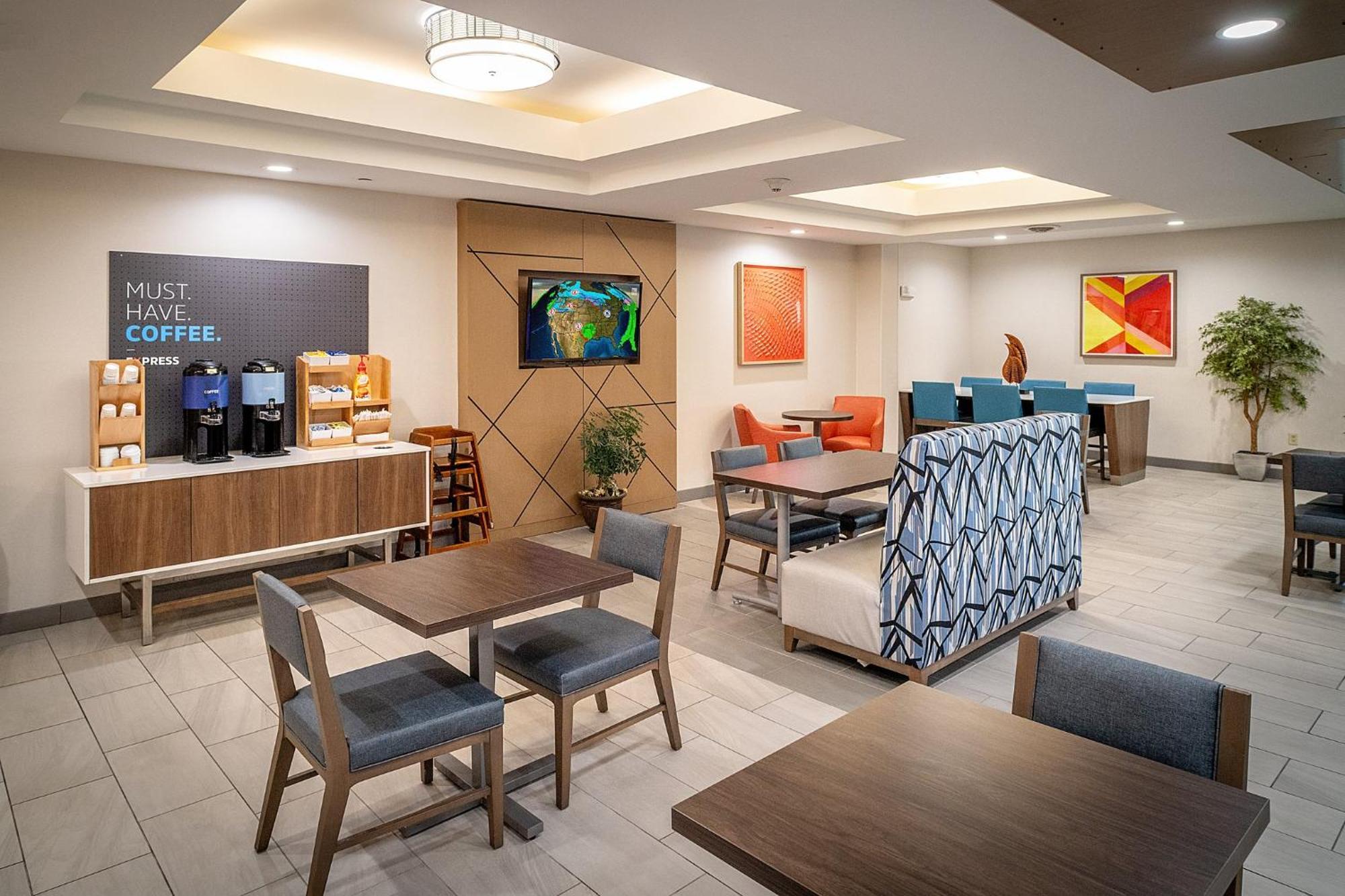Holiday Inn Express & Suites Fairmont By Ihg Dış mekan fotoğraf