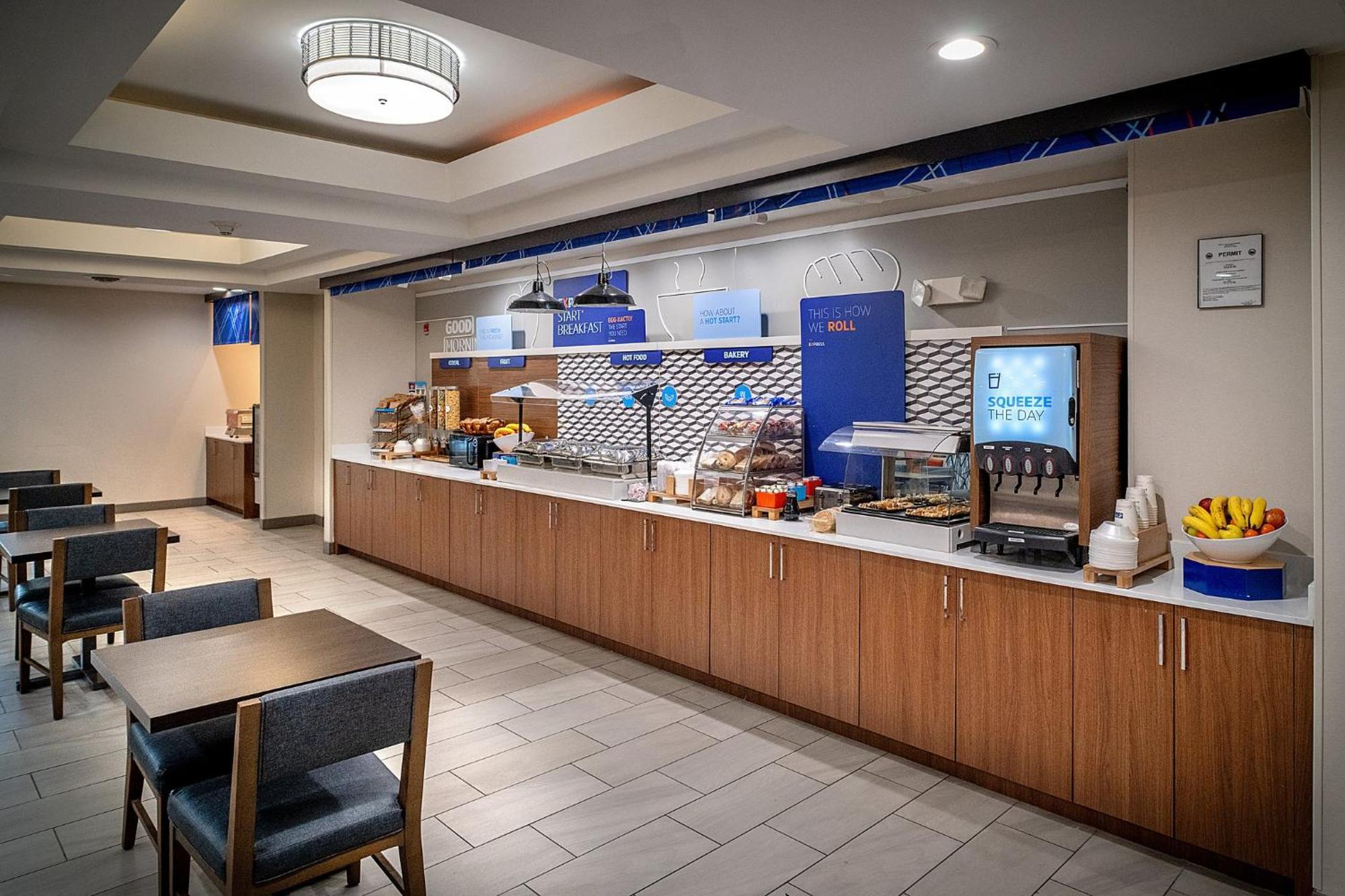 Holiday Inn Express & Suites Fairmont By Ihg Dış mekan fotoğraf