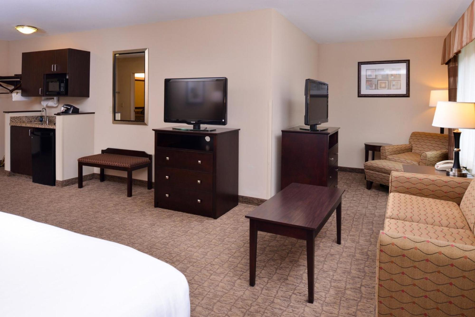 Holiday Inn Express & Suites Fairmont By Ihg Dış mekan fotoğraf