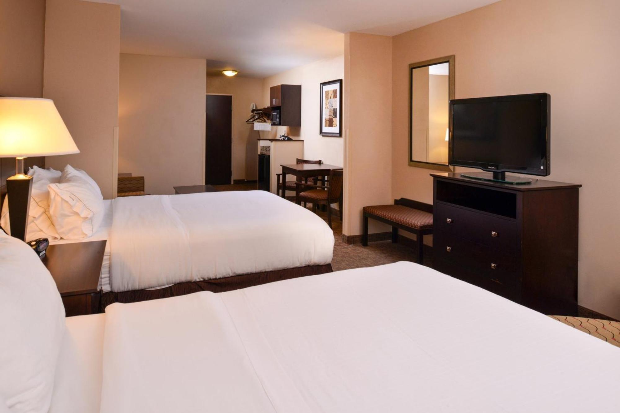Holiday Inn Express & Suites Fairmont By Ihg Dış mekan fotoğraf