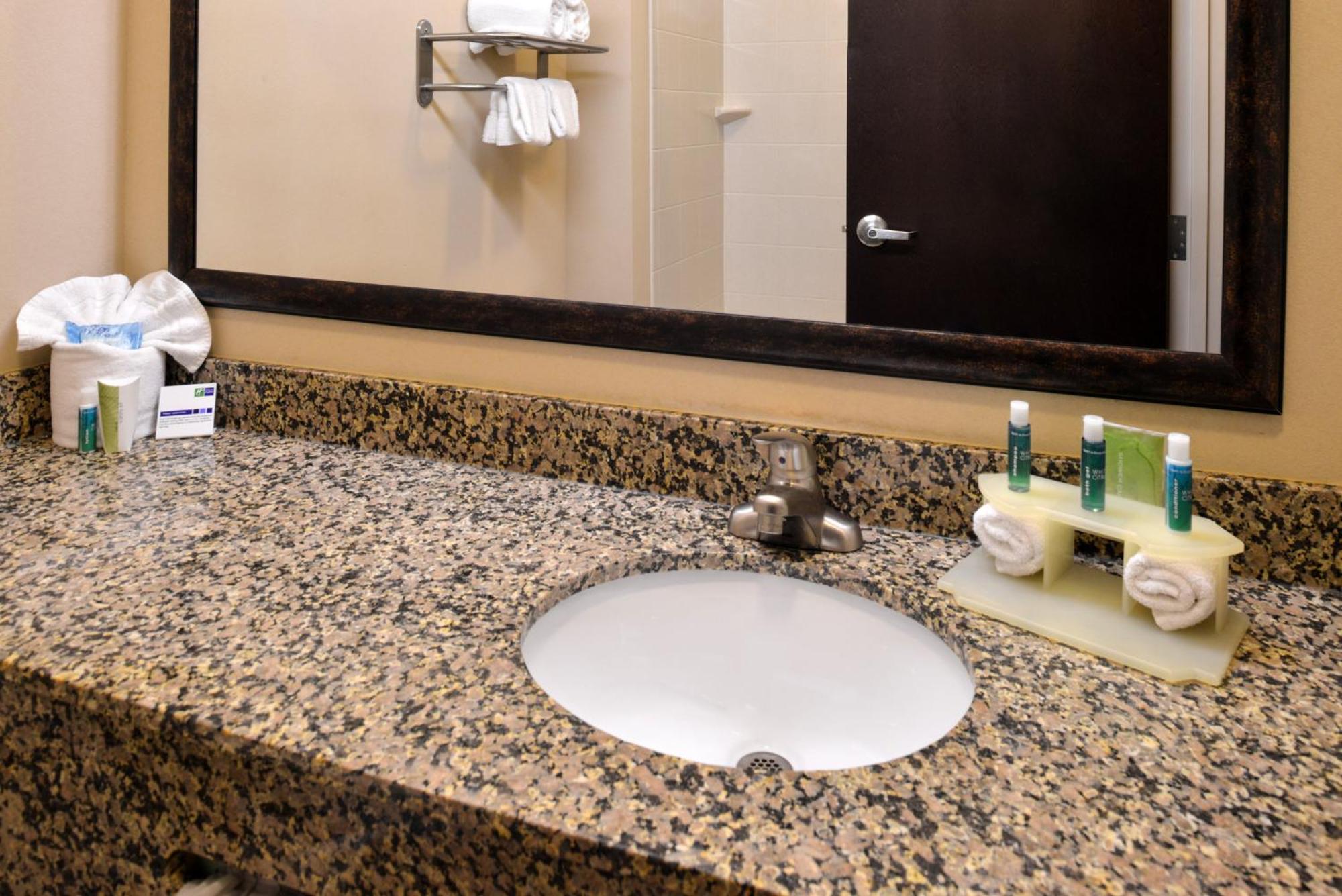Holiday Inn Express & Suites Fairmont By Ihg Dış mekan fotoğraf