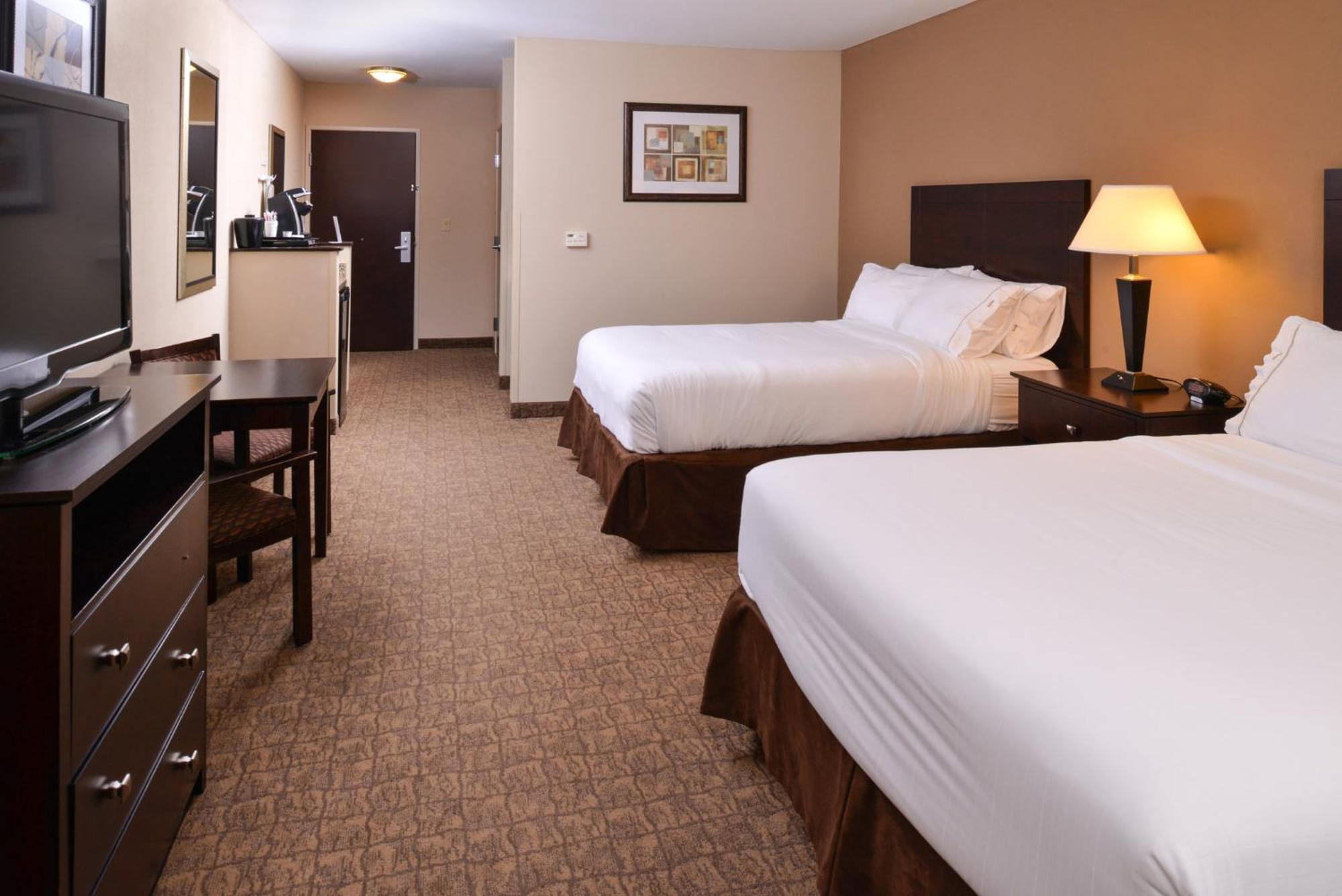 Holiday Inn Express & Suites Fairmont By Ihg Dış mekan fotoğraf