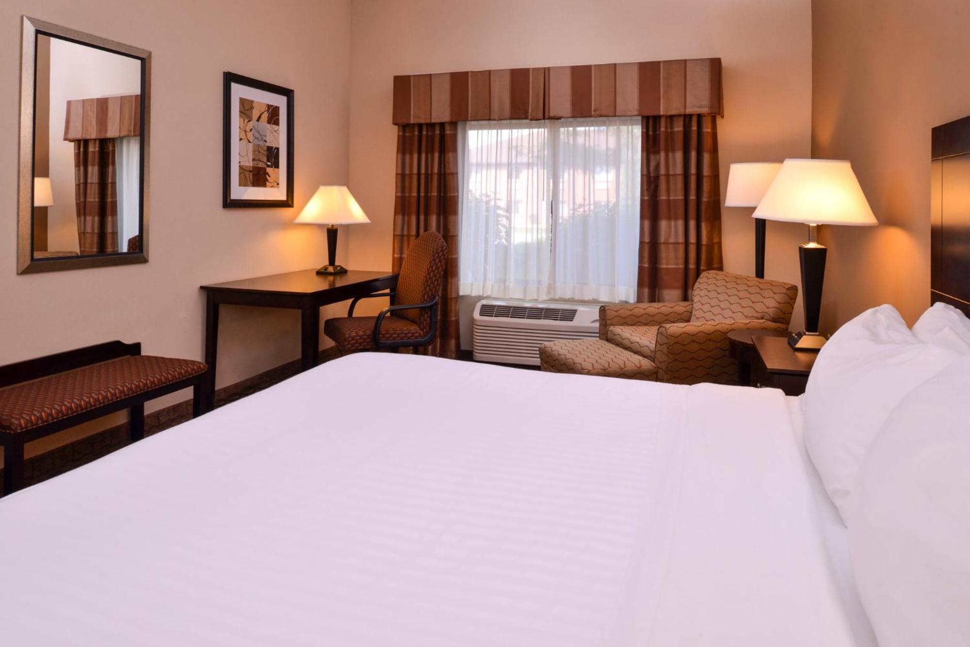 Holiday Inn Express & Suites Fairmont By Ihg Dış mekan fotoğraf
