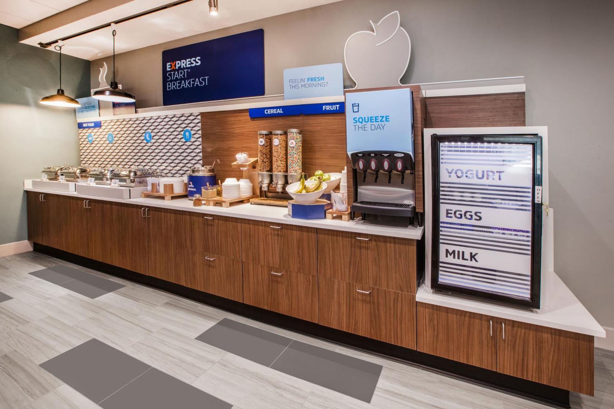 Holiday Inn Express & Suites Fairmont By Ihg Dış mekan fotoğraf