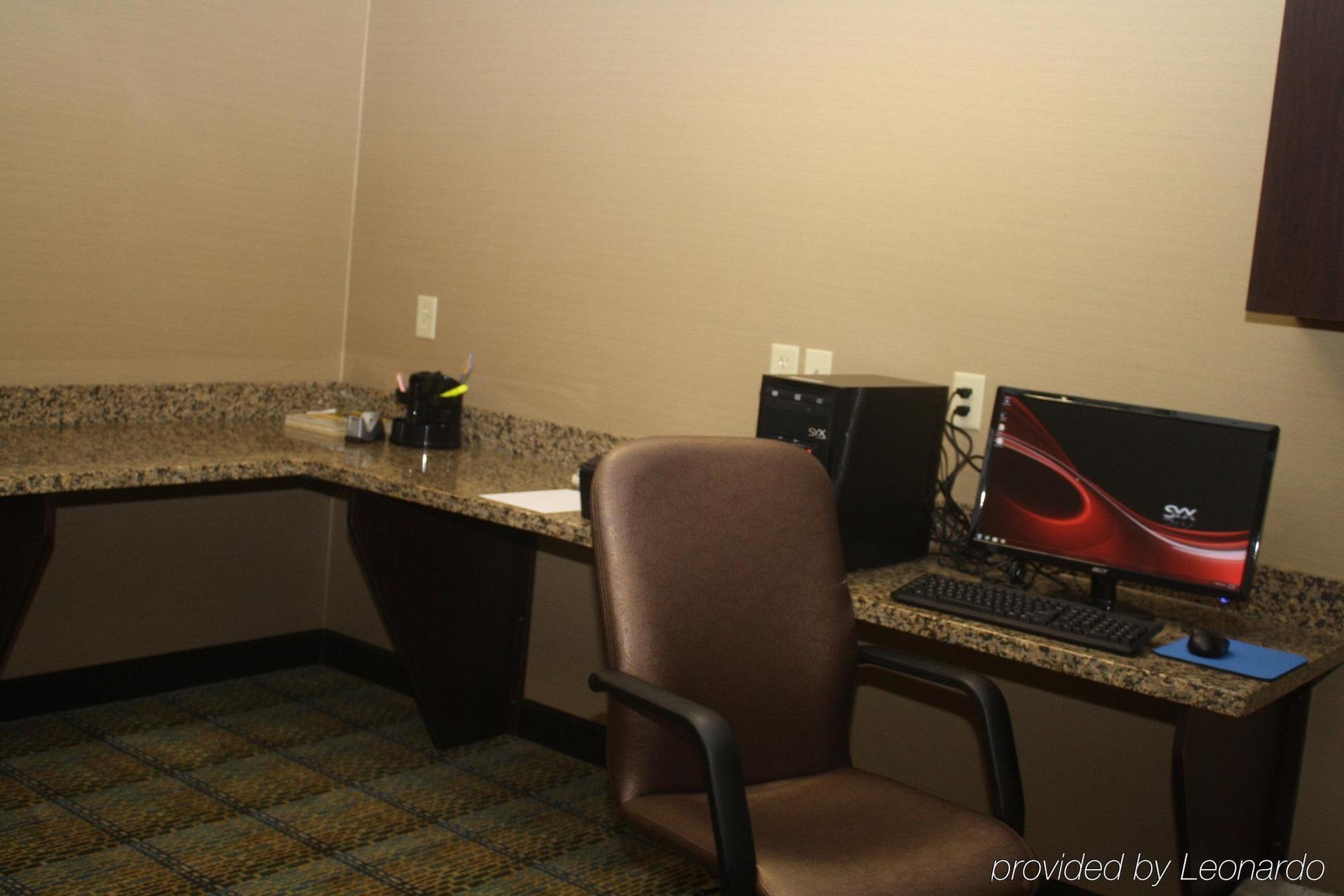 Holiday Inn Express & Suites Fairmont By Ihg Konforlar fotoğraf