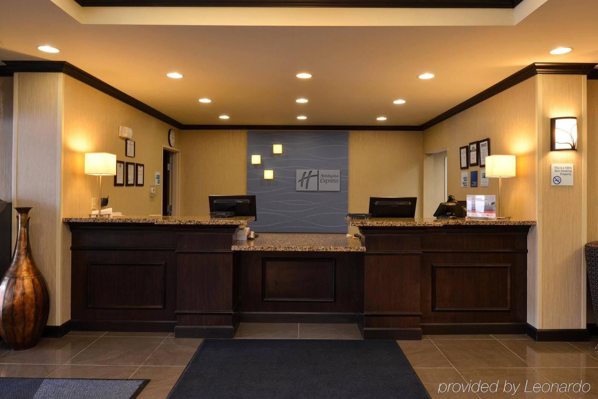 Holiday Inn Express & Suites Fairmont By Ihg Dış mekan fotoğraf